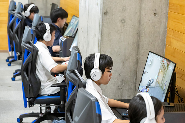 11台のゲーミングPCが用意されています。