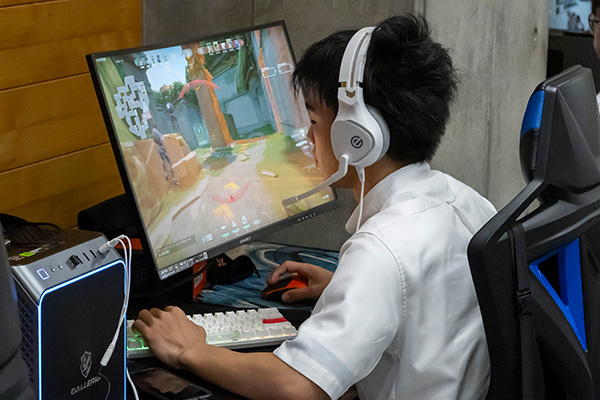 ヘッドホンをつけ、ゲームに集中！