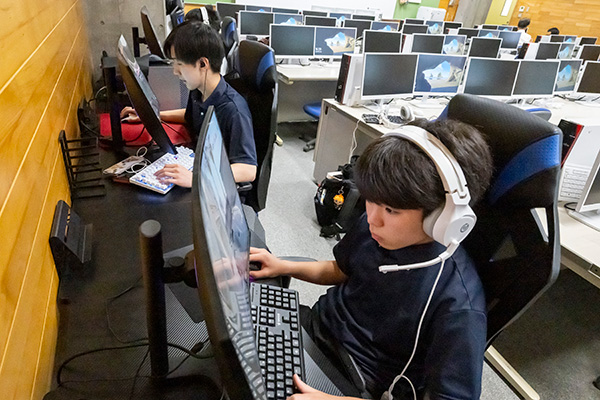 eスポーツは、集中力や持久力など、体を動かすスポーツと同じ力が要求されます。