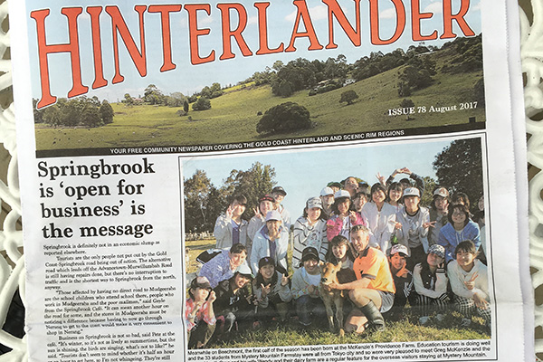 オーストラリア研修では、ゴールドコーストの農場体験をし、現地の新聞社に取材されました。「東京の高校生がやってきた！」という見出しが踊っています。