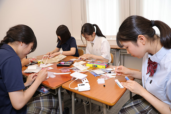 学校説明会用の“デココーム”を製作するメンバーたち。作業場所は色々な教室を使っていました。