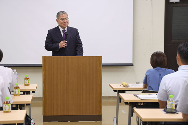 「心の教育」について熱心に語る井上誠二校長先生
