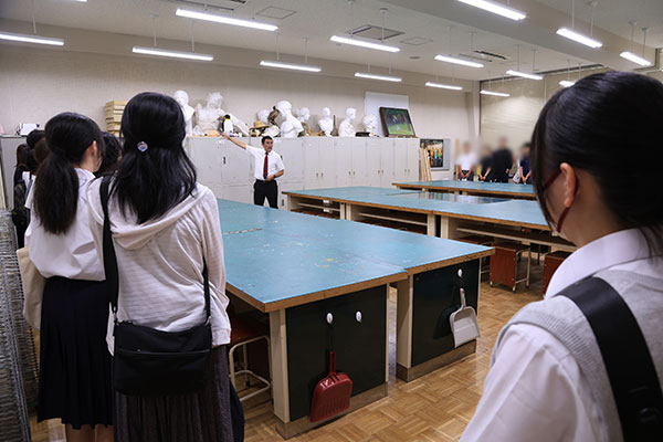 美術・家庭科など、各種実習室も見学。