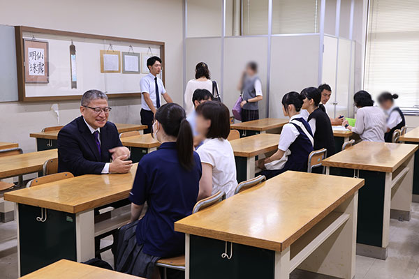 学校見学会終了後の個別相談も大盛況。