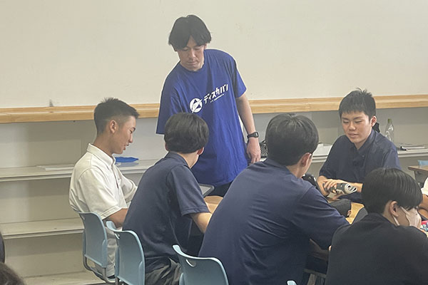 桜美林大学の学生が中心となって「メンター」となって生徒の探究活動をファシリテートします。