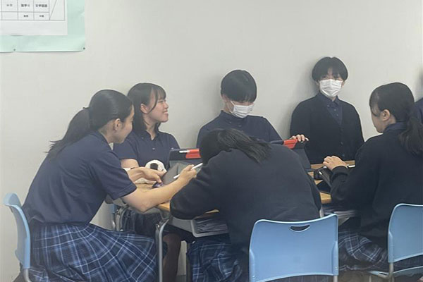 『ディスカバ！』では、相手の意見に耳を傾けたうえで、自分の意見を述べる姿勢の大切さも学べます。