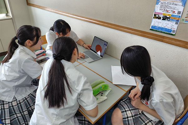 Oさんのチームワークの様子。3Dプリンターで作るオリジナルキーチェーンのデザインに取り組みます。片面には自分の目標を、もう片面にはグループ全体の目標を入れる予定です。デザインはパソコンを使って作成します。