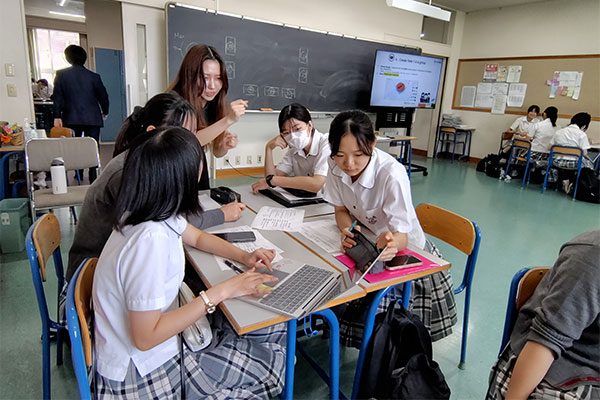 Fさんのチームワークの様子。ファシリテーターを務めるKMDの大学院生と英語で会話します。