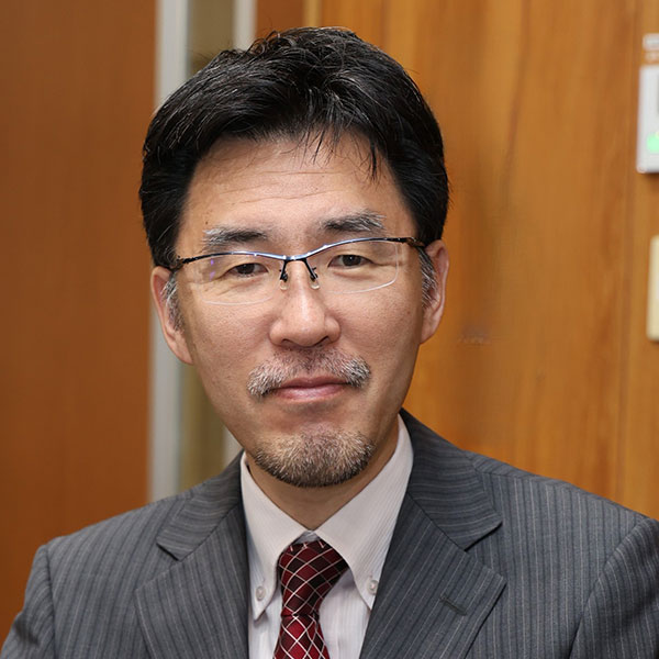 進路サポート部長の安藤立正先生（国語科）