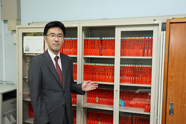 進路相談室には各大学の受験情報がそろっているので安心です。