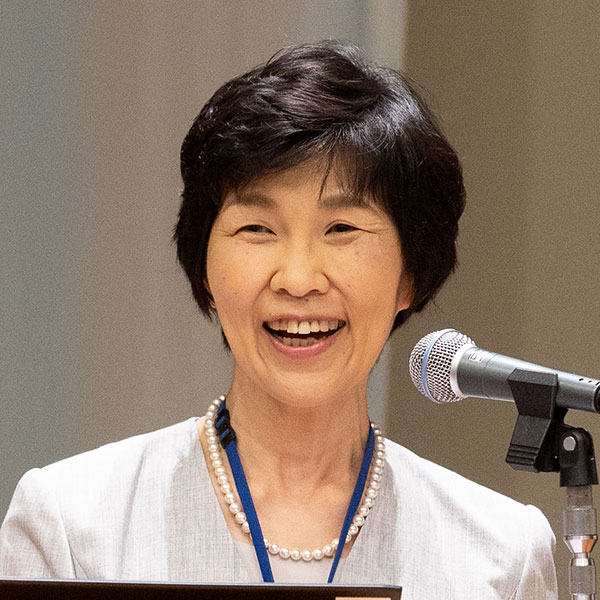 会場の一人ひとりに温かな眼差しを向けながら受験生に語りかける安藤学院長。