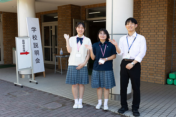 玄関前では生徒たちが「ようこそ」「こんにちは」と元気な声で迎えてくれました。「玉聖の温かな校風をぜひ感じ取ってほしいです」「初めて足を運ぶ受験生がほっとするような挨拶を心がけています」という言葉から、受験生を歓待する気持ちが伝わってきます。
