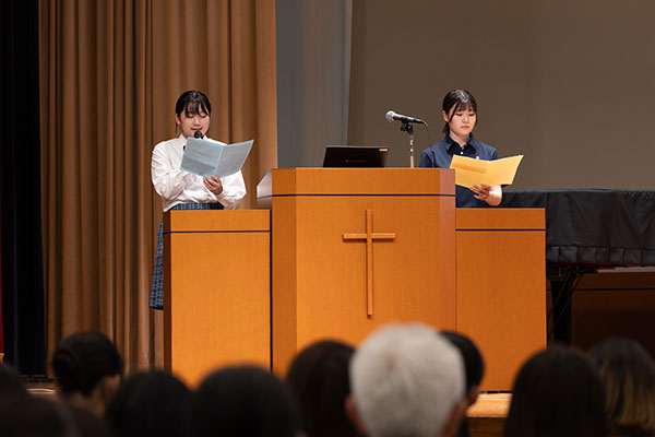 司会進行も生徒が務めます。「司会や学校案内では、ただ説明するだけでなく、相手の目を見てしっかりと気持ちを伝えられるように寄り添った対応を心がけています」とのこと。