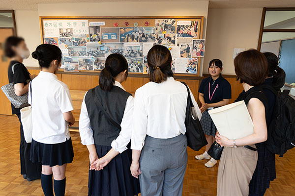 例年5月に3日間かけて行われる「春の校外授業」について紹介する生徒。「静岡県御殿場市や山梨県の山中湖畔などへ研修旅行に出かけ、聖書について学んだり、学校生活の振り返りをしたりします。4月の体育祭、そして春の校外授業で友達との絆が深まりました」と感想も盛り込んで説明。