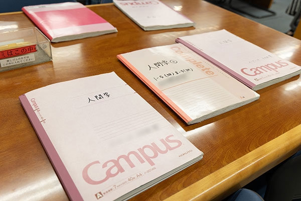 情報センター（図書館）には、「総合科・人間学」の授業で生徒のまとめたノートが展示されており、その学びの深さに引き込まれます。在校生保護者の関心も高いことから、「保護者向けの人間学講座」も開講され、受験生の保護者も多く参加しています。