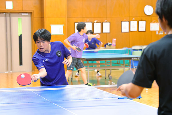 夏の大会に向けて、「できれば全員で県大会へ！」と意気込むAさん。週1度のプロコーチによる指導のもと、限られた時間も大切にしています。