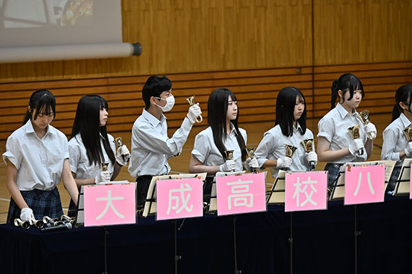 オープニングの演奏で受験生とその保護者を迎えたハンドベル部の部員たち