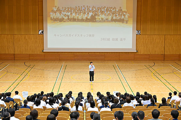 受験生を案内する、同校在校生からなる「キャンパスガイドスタッフ」の代表が挨拶