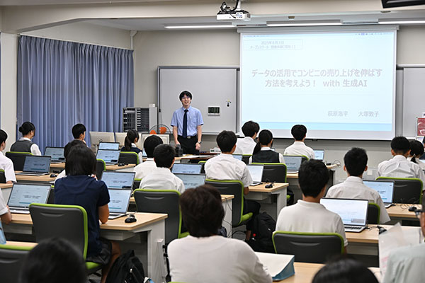 情報の体験授業は、専用のコンピュータ室で行われます