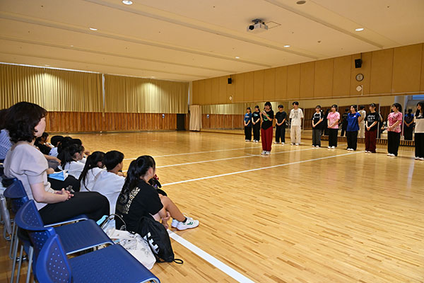 ダンス部部長が受験生に同校の受験をすすめ、同時にダンス部入部への勧誘メッセージを送りました。