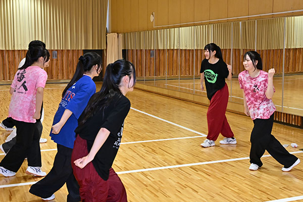 ダンス部は部員数約50名。男子部員の入部者も増えています。