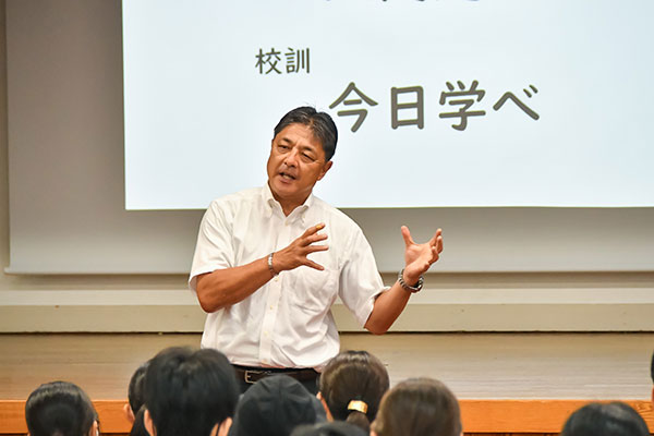 「食育実践科は生徒一人ひとりの目標に寄り添います」と、関正一校長が力強く挨拶。卒業時に調理師免許が取得できるメリットや、四年制大学への進学も可能な環境が整備されている点にも言及しました。