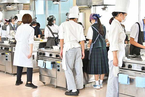 調理室で行われた調理体験会