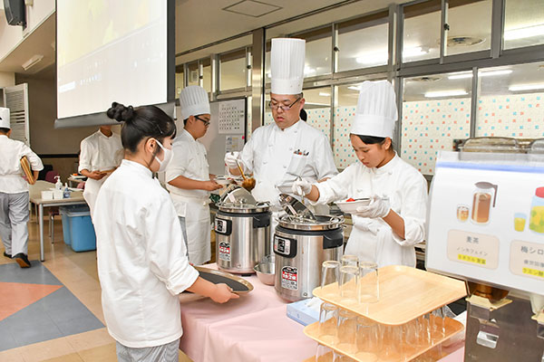 本物のレストランさながらの在校生による給仕の様子