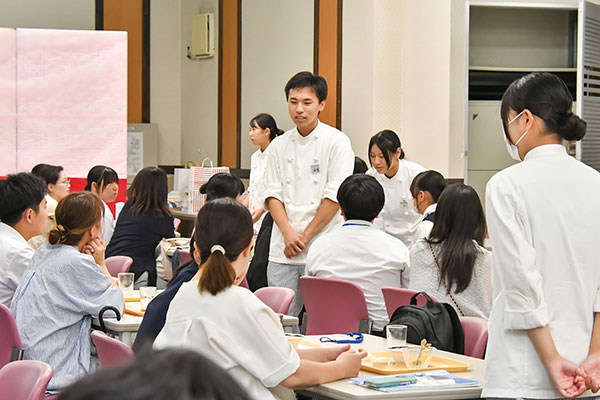 食事会の合間を縫って在校生に質問する受験生親子