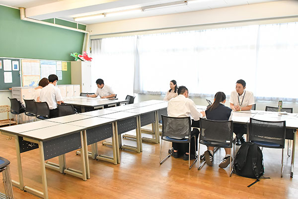 各教室に分かれて行われた個別相談会の様子