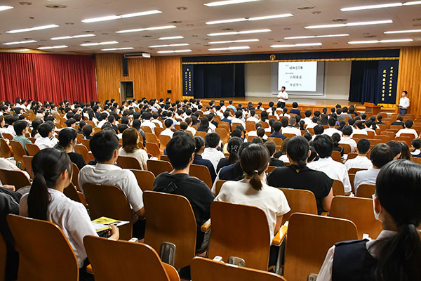 672席ある講義室がほぼ満席となった普通科の説明会