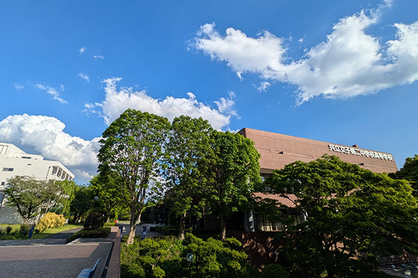 緑豊かで広大な校地には、大学・短大の併設校として充実した施設が多数設けられています。