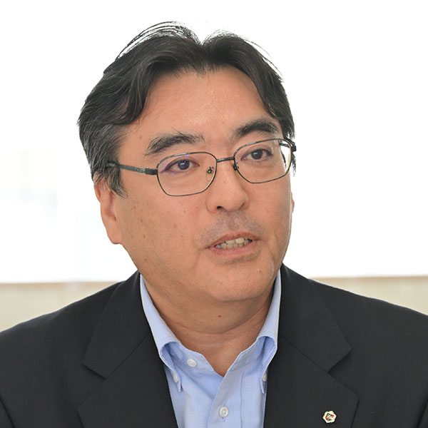 「きちんと挨拶ができる生徒を歓迎します」と語る野﨑啓太校長