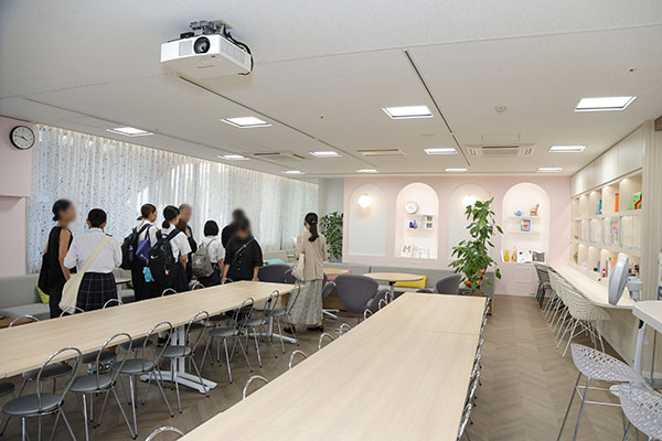 地下1階のカフェテリアは生徒たちに人気の空間。アート関連の書籍やデザイナーズ家具に彩られ、卒業生がデザインに関わった設備も見られました。