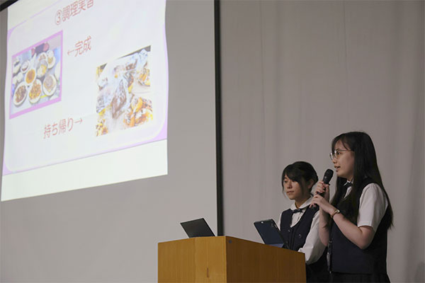 生徒会組織「鏡友会」のメンバーも登壇し、女子美ならではの学校生活を楽しく紹介するなど大活躍。