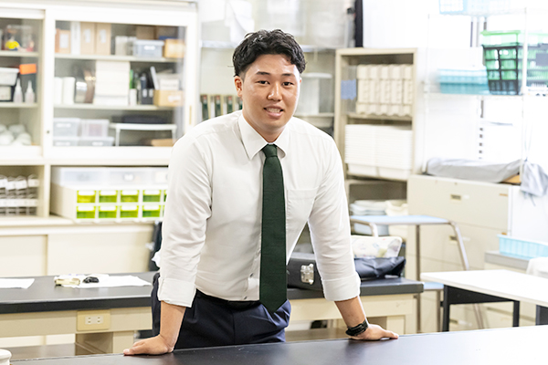 思い出が詰まった実験室にて。「化学は私の可能性を大きく広げてくれました」(田中さん)