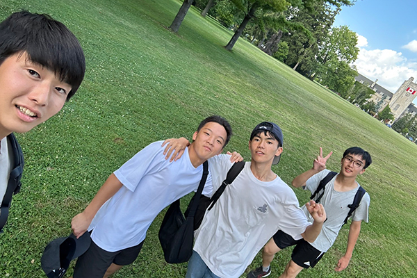 ゲェルフ大学のキャンパスにて。写真左から2番目がO.Rくん。