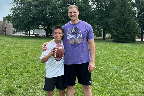 元アメフト選手の指導を受けて満面の笑みを浮かべる、アメフト部員のO.Rくん。