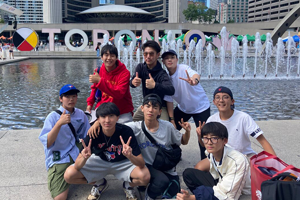 トロント市内班別自主研修の様子。トロント市庁舎の前で集合写真を撮りました。