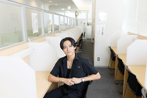 「自分を変えたい」と決意し、高校から勉強に打ち込んだ遠藤さん。定期テストや大学受験の準備で多くの時間を過ごしたのが、この自習室。職員室の隣にあり、先生方もよく勉強に励む姿を見守っていたそうです。