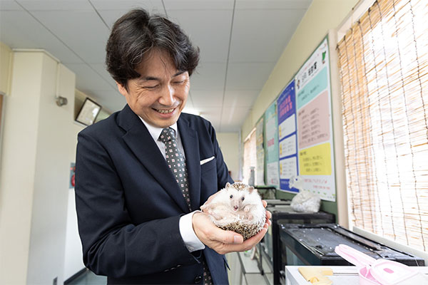 ハリネズミを見る先生の眼差しはとても優しい。