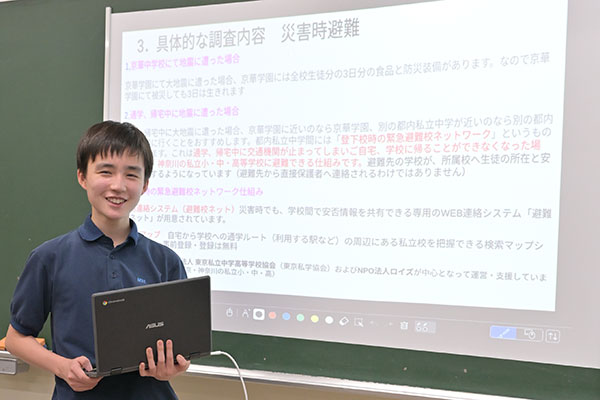 全教室に設置されたプロジェクターを紹介してくれたS.Aさん