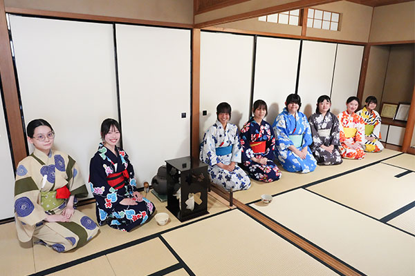 10月に開催される『常磐祭』（文化祭）に向け、中3生が本番さながらに浴衣でお稽古に取り組んでいました。