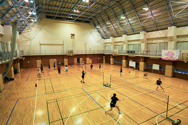 開放感のあるアリーナでは、バドミントン部がエネルギッシュに活動中。