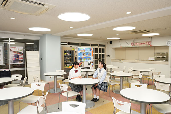 「私は“鰺フライ”が一番好きです（笑）」（Kさん）。キッチンカーもあり、同校のランチタイムは充実度満点！