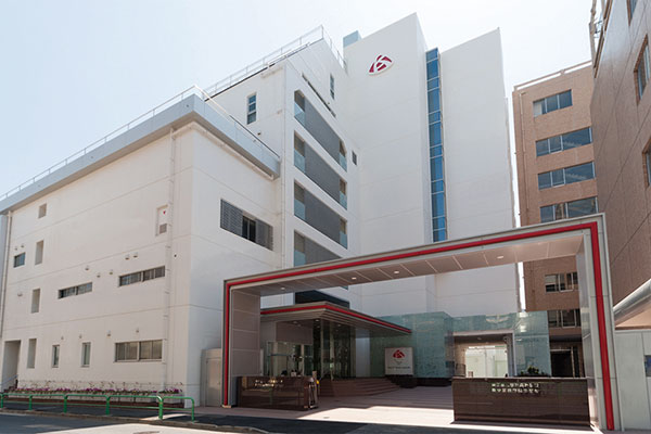 キャンパスは東京都心にあり、電車のアクセスも6路線を利用できます。 最寄りの「市ヶ谷駅」や「半蔵門駅」からは徒歩8分。皇居や日本武道館など、由緒ある有名スポットも徒歩圏内です。