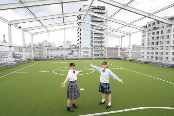 屋上には授業で使用する、フットサルのコートがあります。ここからの眺望は最高です。