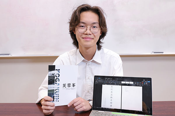 鋭意製作中の生徒会の作業手順マニュアルと共に写る門脇さん