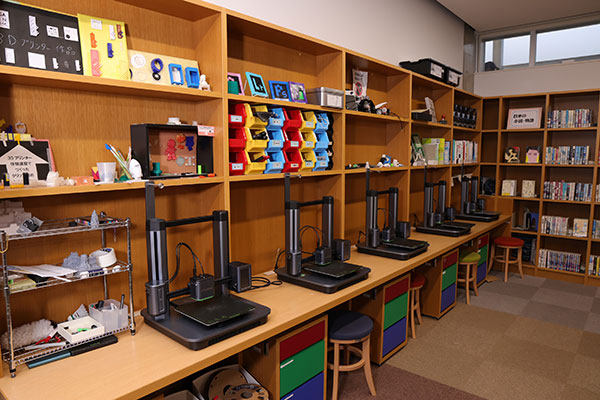 図書室には3Dプリンターが5台完備
