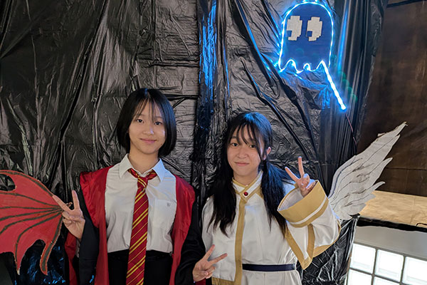 お化けメイクをした高1の生徒たちの写真です